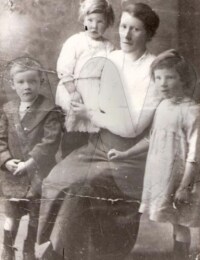 Jimmy, Lily, mother Margaret Beavers &amp; Dorothy