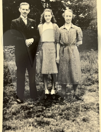 Nancy Etchells and parents 2.jpg