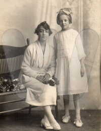 Young Annie Gertrude Winning with her Aunt Beatrice.jpg