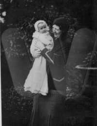 Phyllis Matilda with baby Patricia in 1932.jpg
