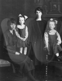 Dorothy Isobel James and Ruth James.
