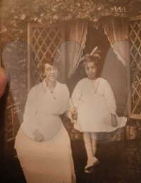 Mary Ann Pennill 1891-1983 and sister Hilda.jpg